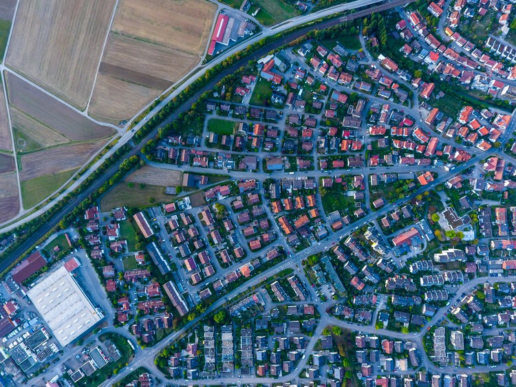 The Fight Against Urban Sprawl and the Principles of New Urbanism - Featured Image