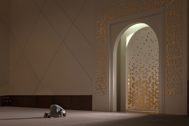 The Symbolic Use of Color in Islamic Architecture - Featured Image