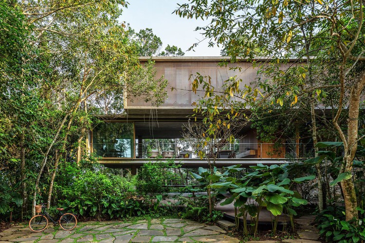 Concrete Jungle: Houses That Explore the Contrast Between Concrete and Vegetation - Featured Image